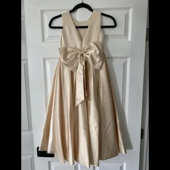 Satin flower girl dress, size 8 - Picture 5 of 6